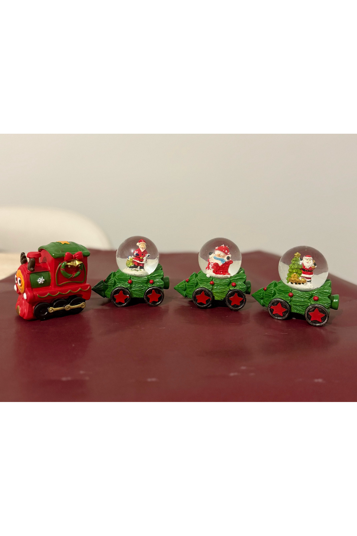 Yılbaşı Kar Küresi Tren Dekoru – 3 Vagonlu Sallandığında Kar Yağan Yılbaşı Masa Süsü 7×6 cm 2